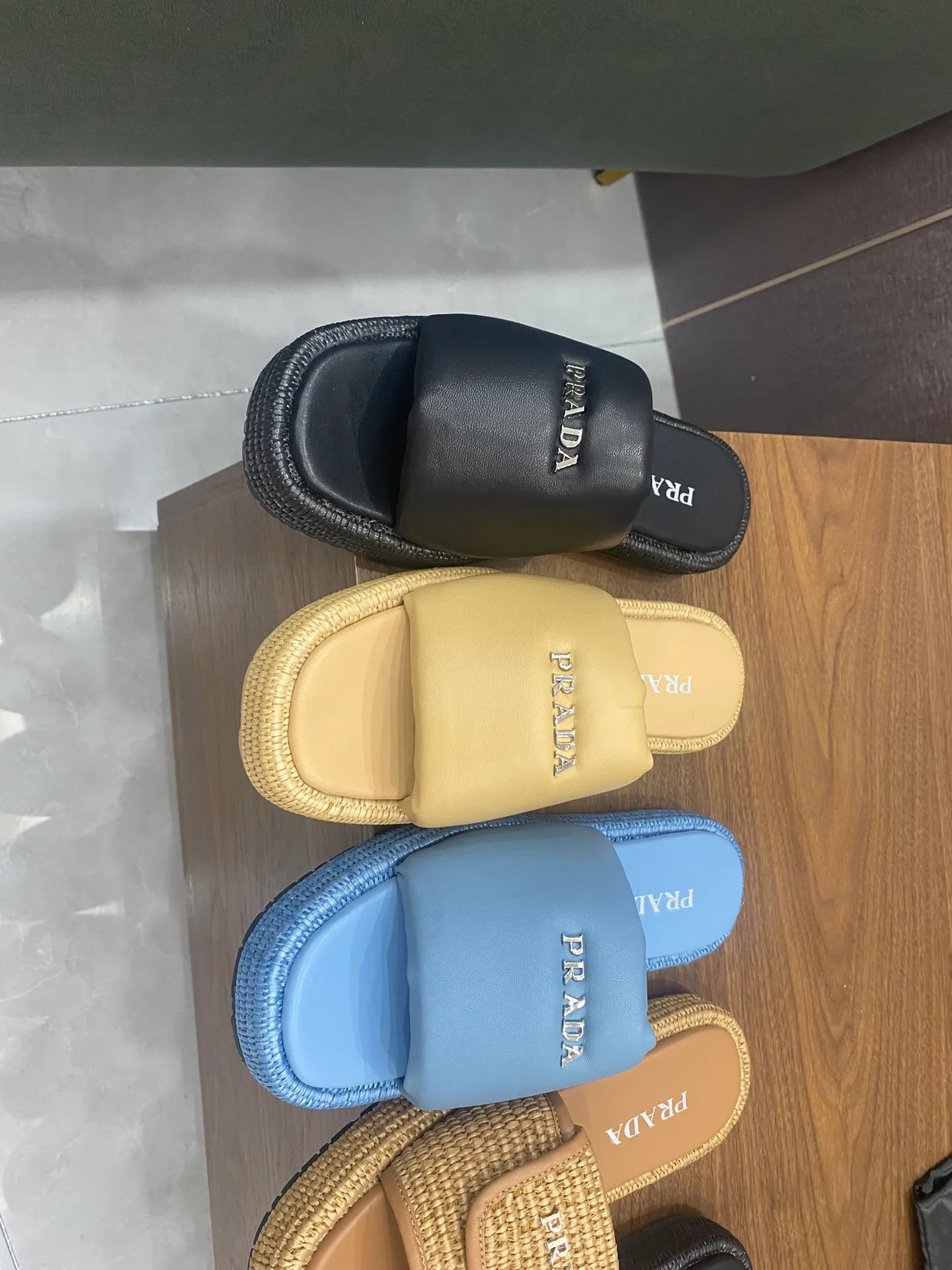 👟👟Ex-factory price 500👟👟 PRADA 2024 [Fireworks] [Fireworks] Popular straw woven series, a must-have slipper for lazy people, it looks so good on the feet. I love this hand-woven one. The upper is mixed sheepskin, and the outsole is made of imported raffia bag, ultra-light TPU, code number 5-41,